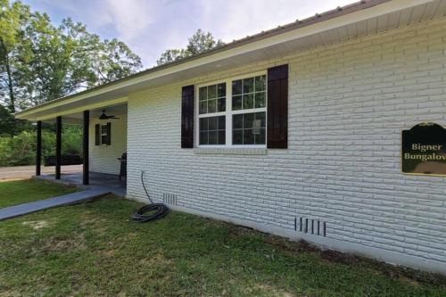 Farm House stay with soaking tub and hot tub barn