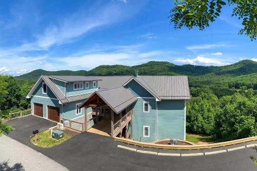 Mountain Refuge with View, 12 Mi to Asheville!, Candler