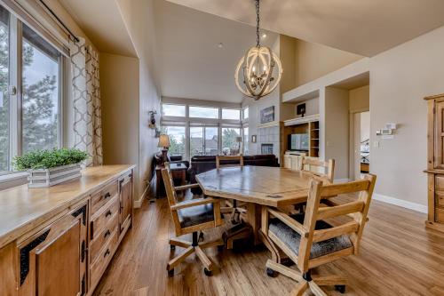 Eagle Crest Tree Top Hideaway - image 3