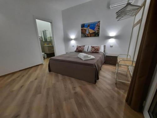 Deluxe Room (2 Adults + 1 Child) image 2
