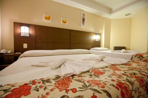 1 double bed, 1 twin bed