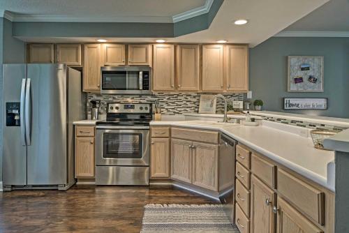 Modern Condo with Pool Access Near Table Rock Lake! - image 9