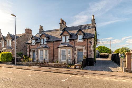 Luxury Inverness central apartment private parking