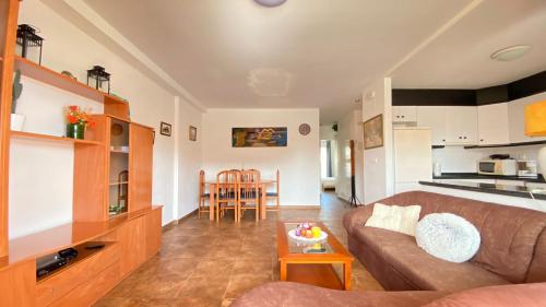 Lovely 2-bed apartment just 200 m from the beach