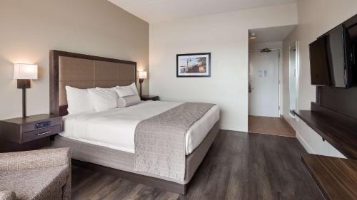 Best Western Plus Coastline Inn - image 14