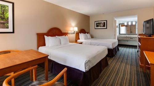 Queen Room with Two Queen Beds - Pet Friendly - Non smoking