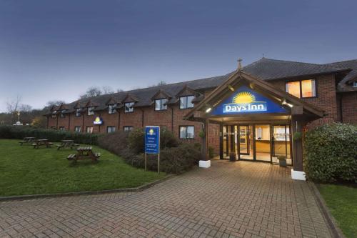 . Days Inn by Wyndham Sevenoaks Clacket Lane