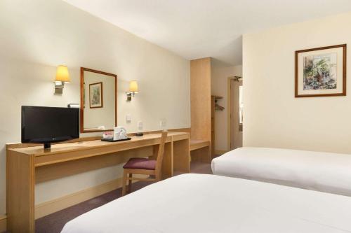 Days Inn by Wyndham Sevenoaks Clacket Lane - image 9
