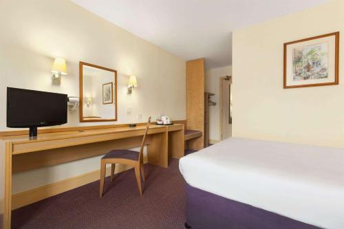 Days Inn by Wyndham Sevenoaks Clacket Lane - image 11