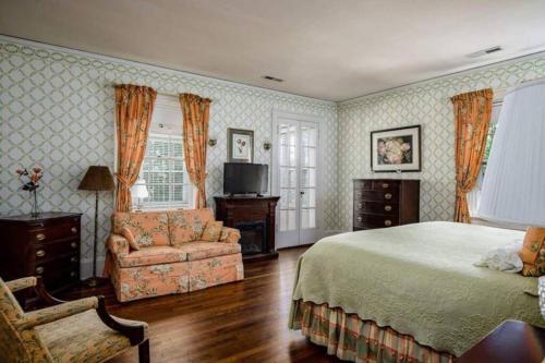 Knollwood Manor - The Historic Mid Pines Mansion