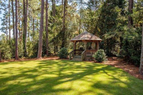 Knollwood Manor - The Historic Mid Pines Mansion detail
