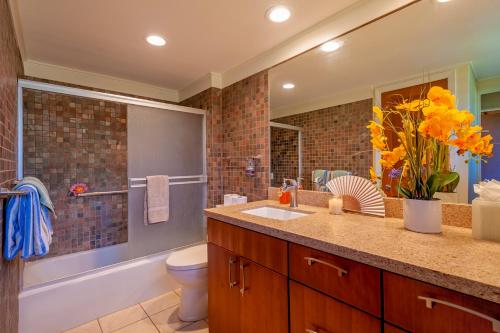 Secluded beachfront resort, most romantic spot on Kauai, totally updated inside