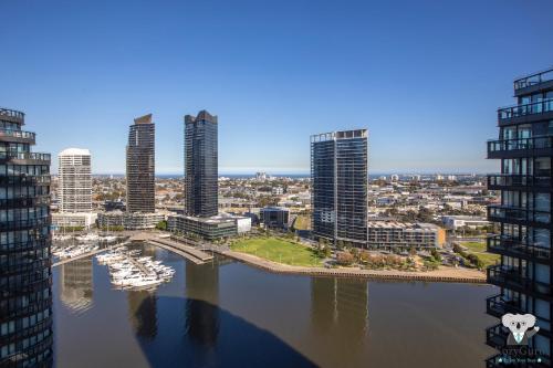 KOZYGURU DOCKLANDS HIGH LEVEL WATERVIEW 1BED POOL VDO883-2009