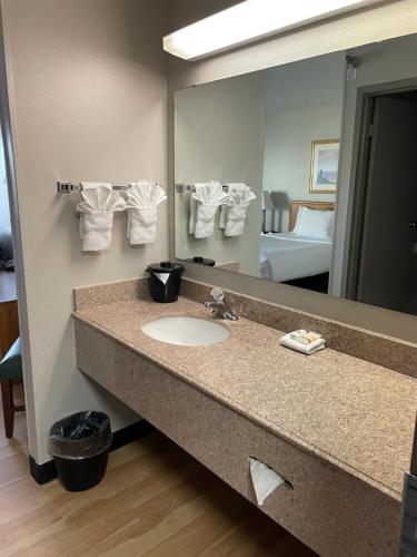 La Quinta Inn by Wyndham Pleasant Prairie Kenosha - image 11