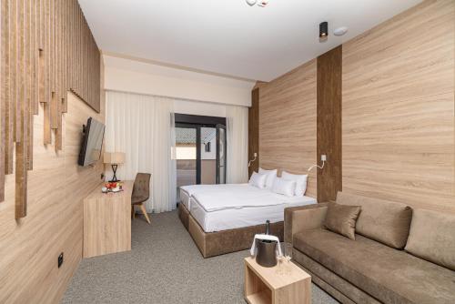2 twin beds, 1 sofa bed