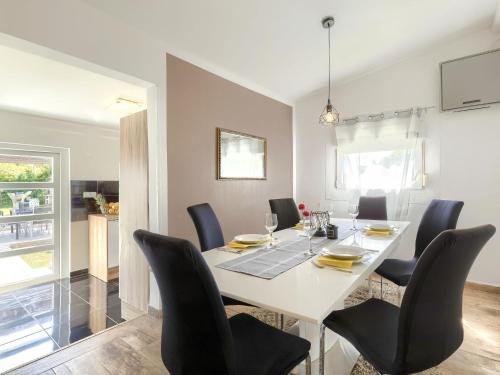 Holiday Home Alma by Interhome in Liznjan