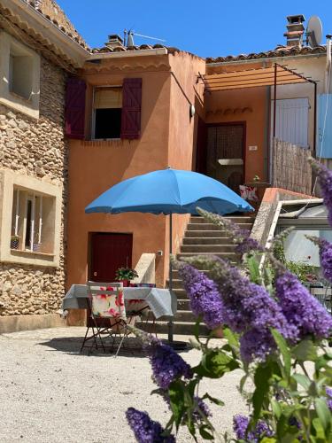 Place des Aires gîte à louer Lacoste