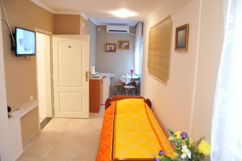 Studio (2 Adults)