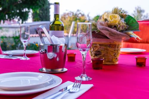 4 Bed Villa Sleeps 9 - Pool Pets Garden Parking, Supetar (San Pietro di Brazza) (foto 5)