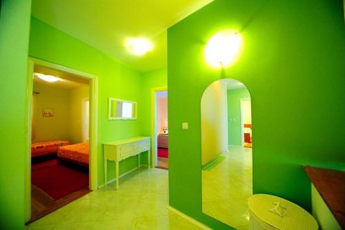 4 Bed Villa Sleeps 9 - Pool Pets Garden Parking, Supetar (San Pietro di Brazza) (foto 8)