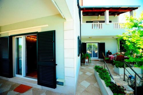 4 Bed Villa Sleeps 9 - Pool Pets Garden Parking, Supetar (San Pietro di Brazza) (foto 7)