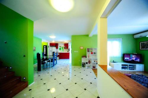 4 Bed Villa Sleeps 9 - Pool Pets Garden Parking, Supetar (San Pietro di Brazza) (foto 6)