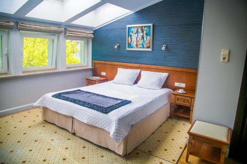 1 double bed, 1 twin bed, 1 sofa bed