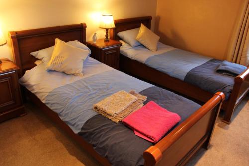 2 twin beds