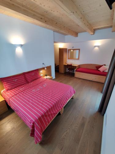 1 queen bed, 2 twin beds