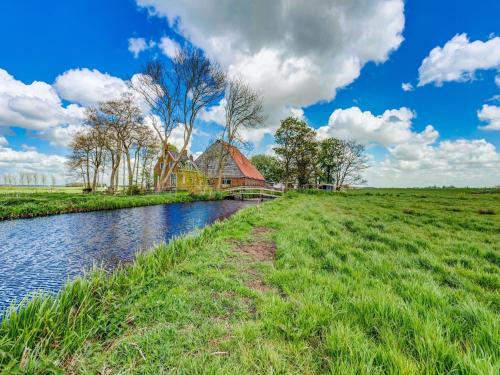 Beautiful farmhouse with a jetty and hot tub