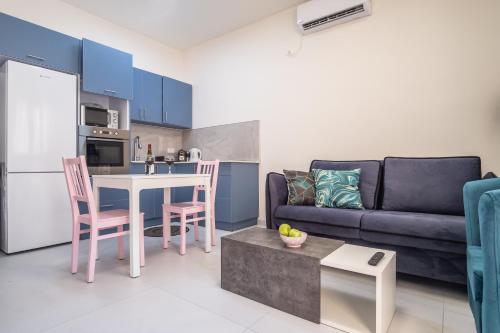 Cozinha, PORT CITY HAIFA - Luxury Apartments 50 mtrs From The Beach in Bat Galim