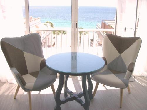 Apartamento Giner, muy centrico, soleado, en pleno casco historico, frente la playa de levante, a unos pasos, con vistas al mar