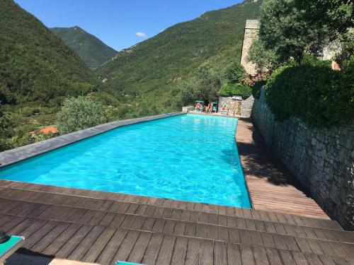 Stunning medieval setting surrounded by mountains - Castelbianco