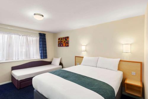 1 double bed, 1 twin bed