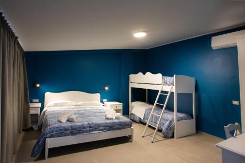 1 double bed, 1 bunk bed