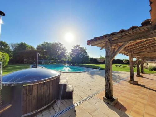 Villa de 8 chambres a Saint Germain de Vibrac avec piscine privee jardin clos et WiFi a 130 km de la plage gîte à louer Léoville