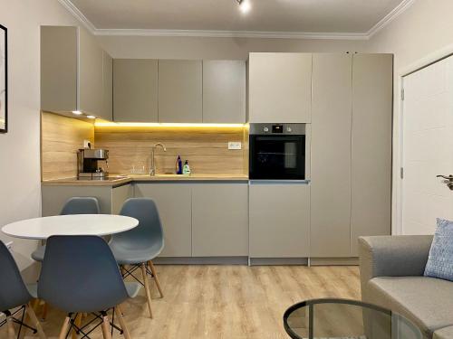 Stylish Top Centre Apartment for 4 guests