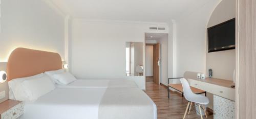 Twin Room with Terrace image 4