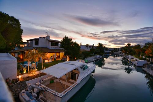 Unique Canal Villa with boat dock in Porto Hydra