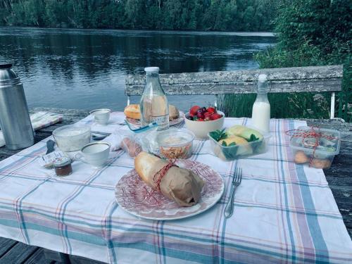 2-Bed Apartment overlooking the river