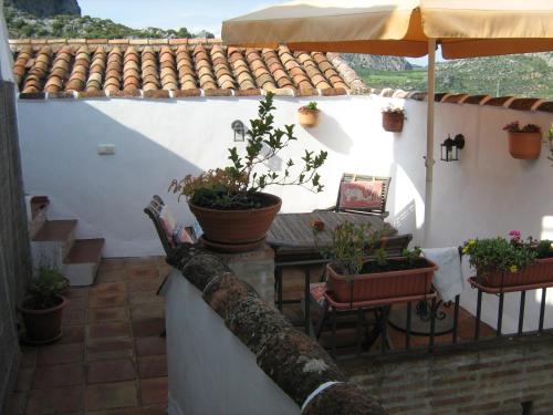 Enchanting 2-Bed Village House in Montejaque WiFi gîte à louer Algatocín