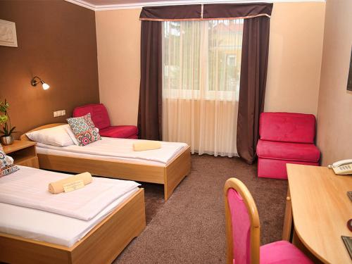 1 queen bed, 2 sofa beds