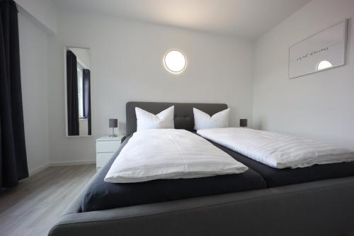 1 king bed, 1 sofa bed