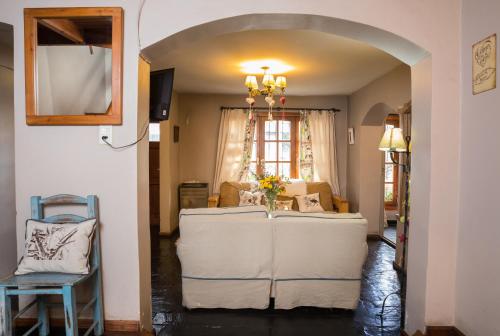 Shared lounge/TV area, La Justina Hostel in San Carlos de Bariloche