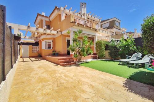 Spacious House in Gran Alacant with Private Garden