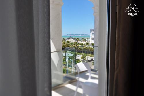 Deluxe Triple Room with Sea View image 4
