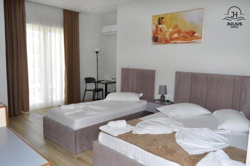 Deluxe Triple Room with Sea View image 6