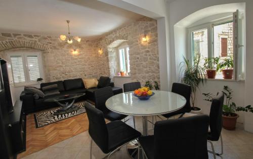 Foto 1: Modern apt in the stone house in the very center