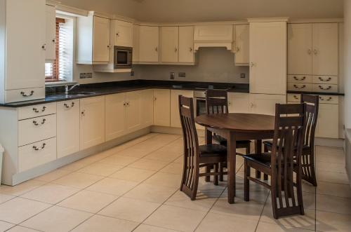 virtuve, New Forest Estate Lodges in Tyrrellspass