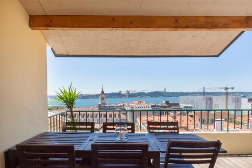 Breathtaking River-City View Two Private Terraces 3 Bedrooms and 3 Bathrooms 17th Century Building Central Bica Chiado District, Lisabon